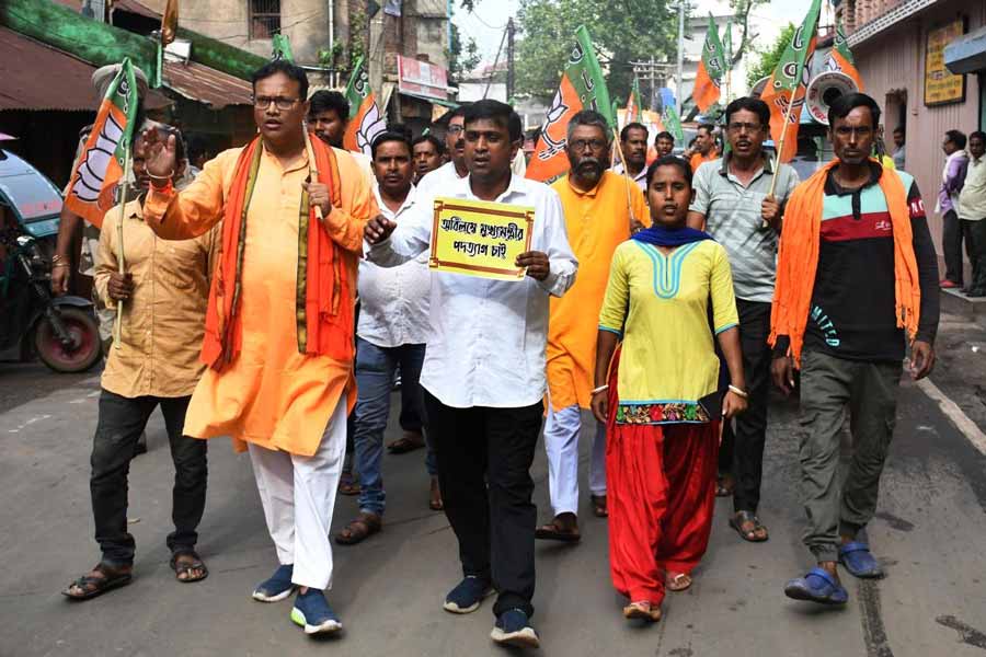 বন্‌ধের সমর্থনে দুবরাজপুরে মিছিল বিজেপির।বুধবার। নিজস্ব চিত্র