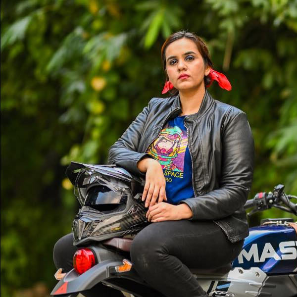 Pakistani girl ride solo across country in her motorcycle 