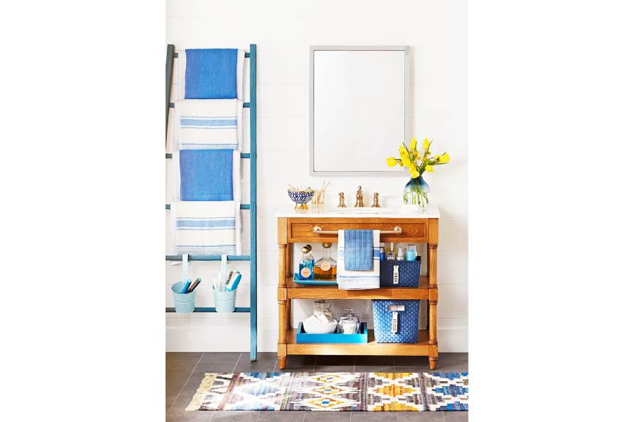 এই ভাবেও মইয়ের মতো স্ট্যান্ডে সাজিয়ে রাখতে পারেন গামছা।