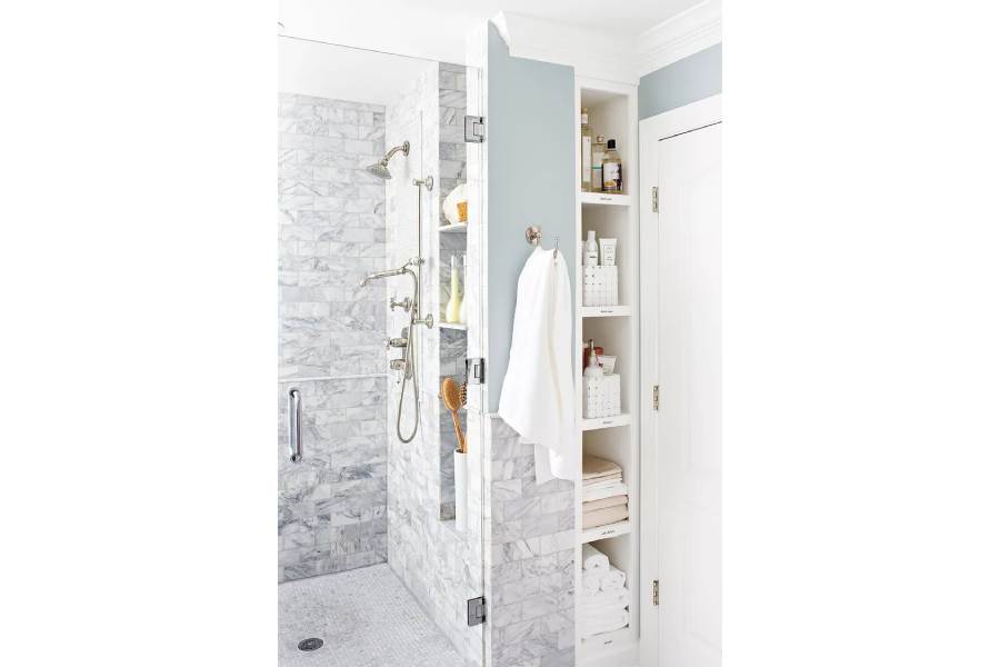 পাল্লার আড়ালেও কৌশলে রাখা যায় গামছা কিংবা তোয়ালে।