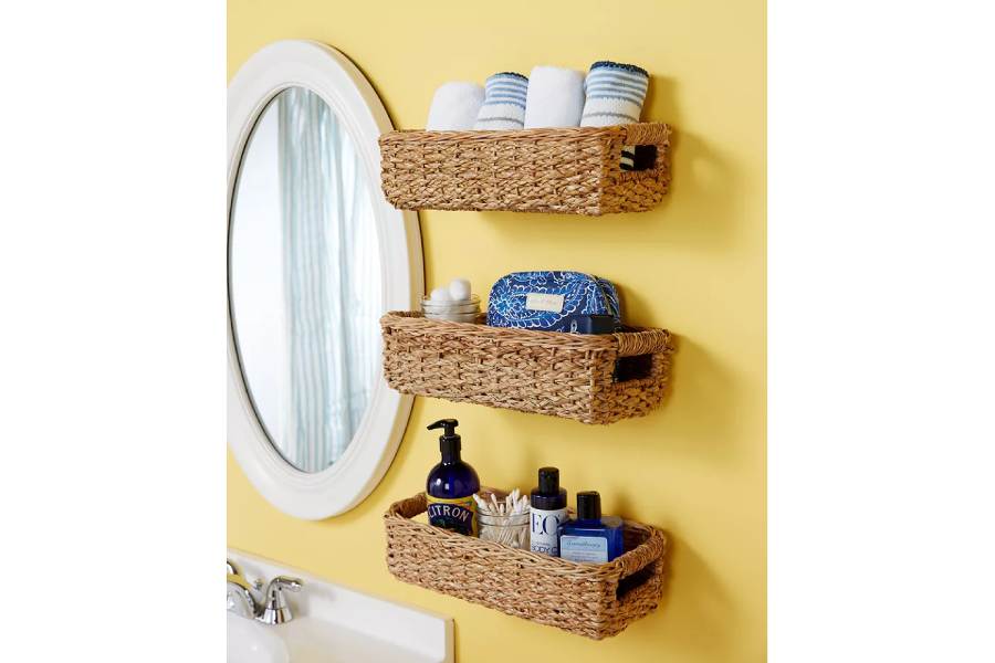 বেসিন হোক বা স্নানঘর, দেওয়ালে শৌখিন ঝুড়ি লাগিয়ে সেখানেও সাজিয়ে রাখা যায় তোয়ালে।