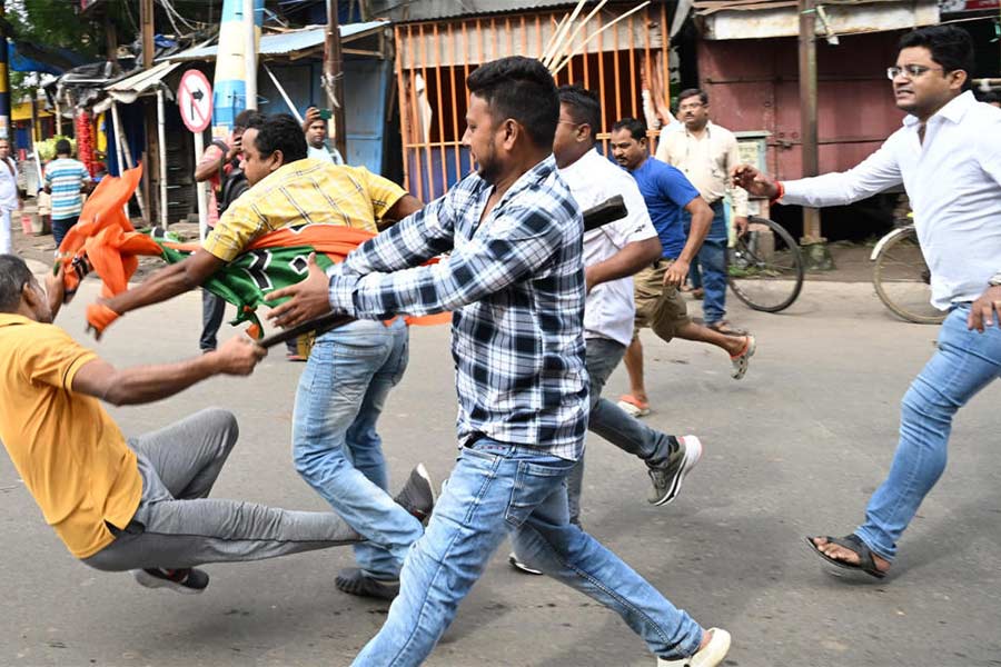 বুধবার, মৃণালিনী স্কুল বন্ধ করতে গেলে তৃণমূলের সাথে সংঘর্ষে এক বিজেপি কর্মীকে মারধর করছে তৃণমূলের লোকজন। ছবির ডানদিকে সাদা জমা পরা তৃণমূলের সেই শিক্ষক নেতা। কৃষ্ণনগরে। ছবি  সুদীপ ভট্টাচার্য