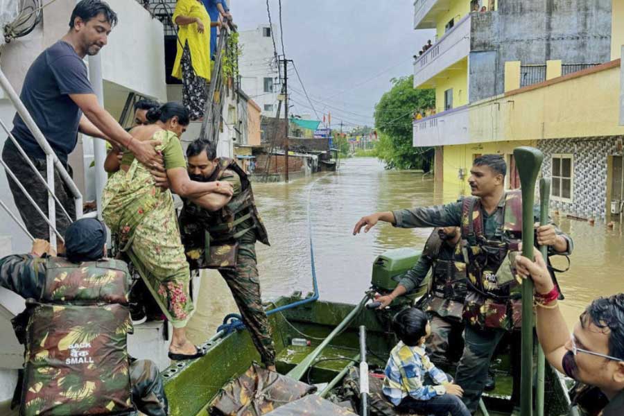 এই পরিস্থিতিতে গুজরাতের হাওয়া অফিস জানিয়েছে, শুক্রবার সে রাজ্যের কয়েকটি এলাকায় বৃষ্টিপাত কমলেও বিস্তীর্ণ এলাকায় ভারী বৃষ্টিপাত হতে পারে। আর সে কারণেই উদ্বেগ বৃদ্ধি পেয়েছে প্রশাসনের।