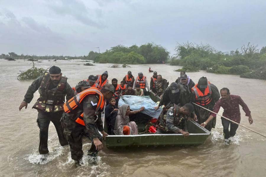 বৃষ্টির মধ্যে চলছে উদ্ধারকাজ।