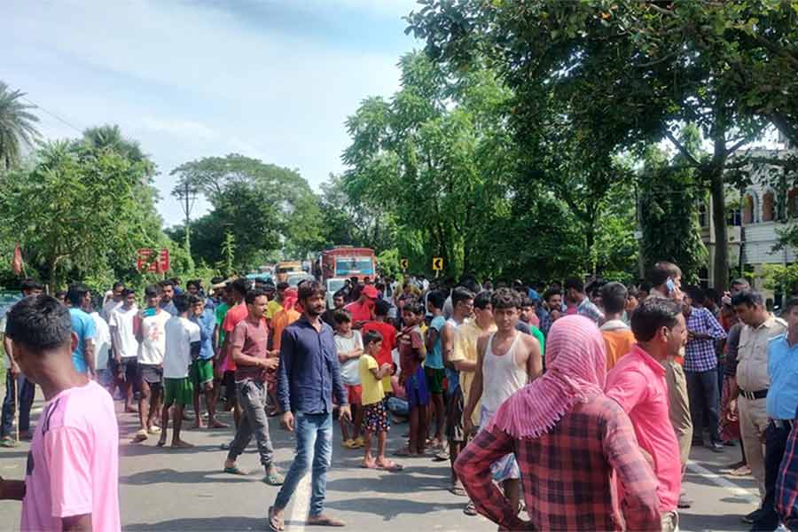 পানাগড়-দুবরাজপুর রাজ্য সড়কে আটকে যানবাহন।