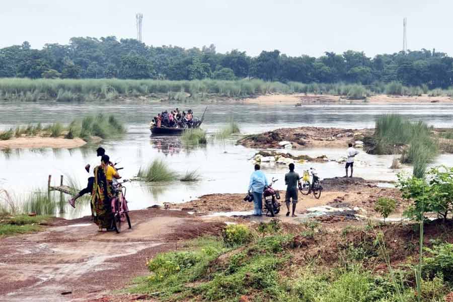 প্রকাশঘাটে হিংজুড়ি আর গোপালপুরের মধ্যে পারাপার।