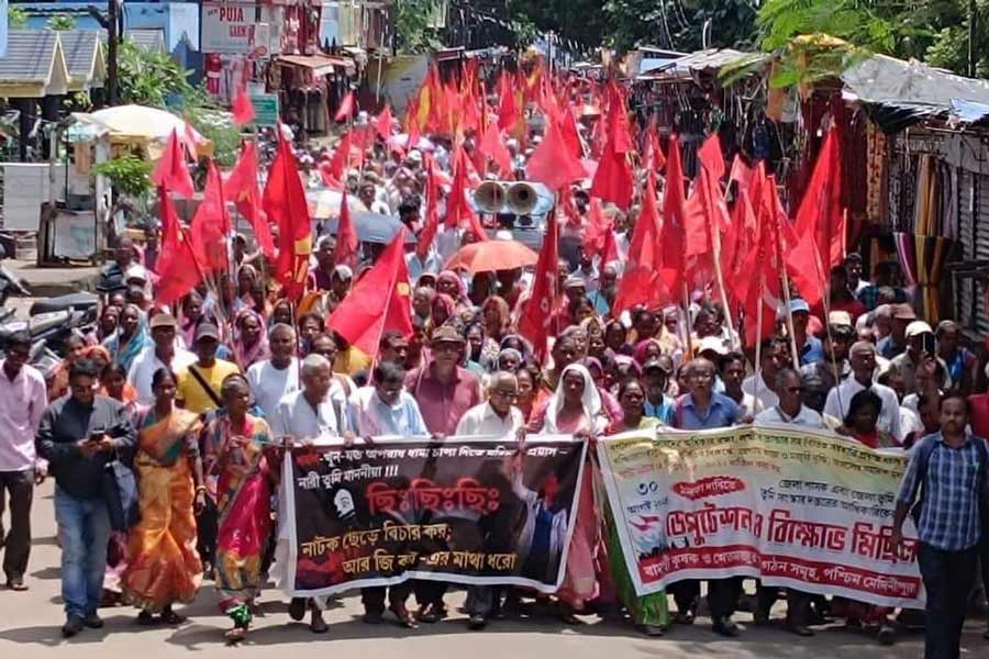 আর জি কর-কাণ্ড এবং নারী নির্যাতনের অন্যান্য ঘটনার প্রতিবাদে বাম কৃষক ও ক্ষেতমজুর সংগঠনের বিক্ষোভ মিছিল। পশ্চিম মেদিনীপুরে।