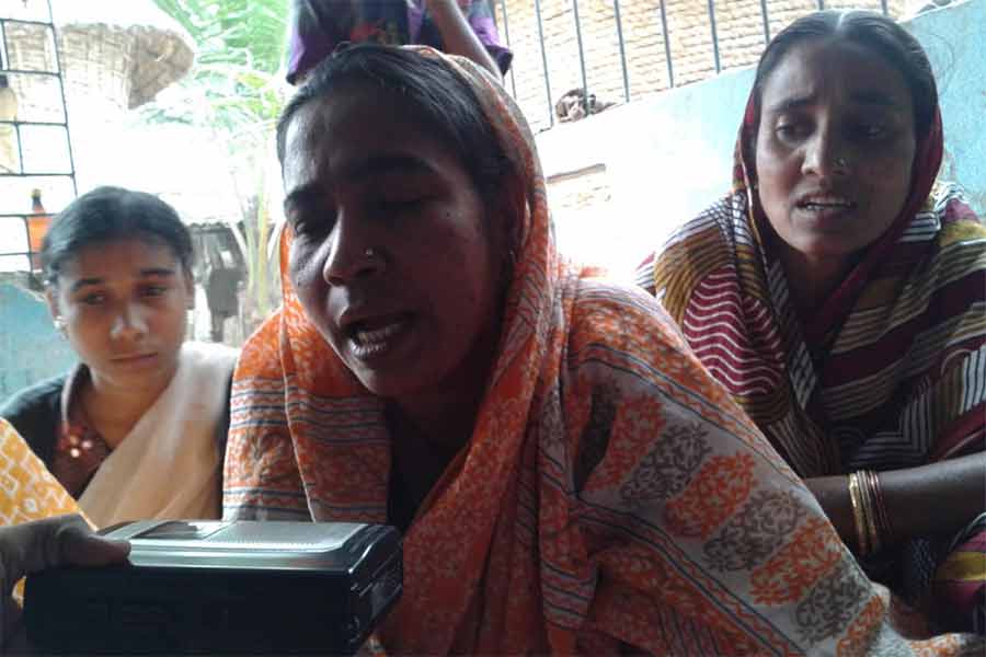 বহতা: গান গাইছেন বর্ধমানের মেয়েরা, রেকর্ডারে ধরে রাখা হচ্ছে তা।