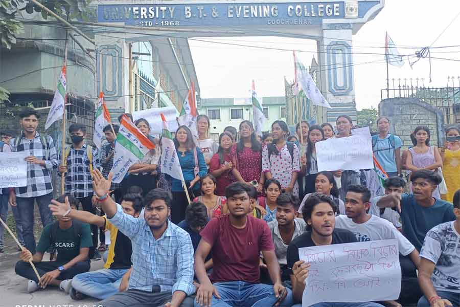 আর জি কর-কাণ্ডে বিচারের দাবিতে বিক্ষোভ-প্রতিবাদ কোচবিহারের একটি কলেজের ছাত্রছাত্রীদের। নিজস্ব চিত্র