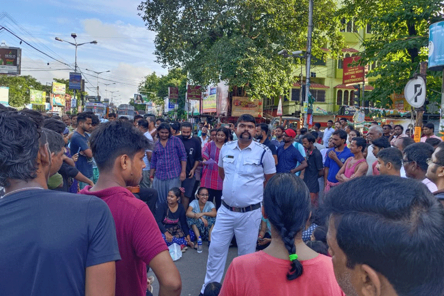 সিঁথির মোড়ে পুলিশকে আটকে রেখে চলছে বিক্ষোভ। 