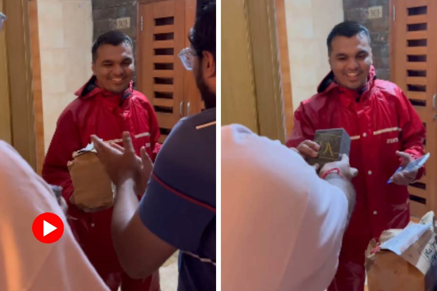 Customer surprises Zomato delivery agent with birthday song and gift