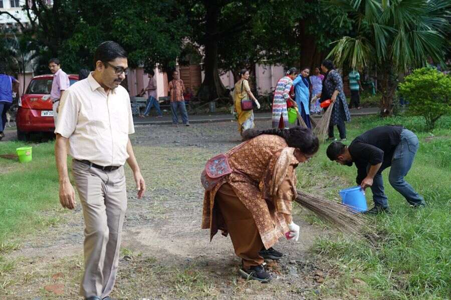 IIEST BoG Chairperson Tejaswini Ananthakumar also participated in the clean-up campaign.