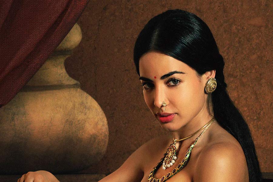 আয়েশা কলকাতার মেয়ে। তাঁর পরিবার আদতে কলকাতার। দিল্লির স্কুল থেকে পড়াশোনা শেষ করে উচ্চশিক্ষার জন্য বিদেশ পাড়ি দেন আয়েশা। আমেরিকার কলেজ থেকে অর্থনীতি নিয়ে স্নাতক হন তিনি।