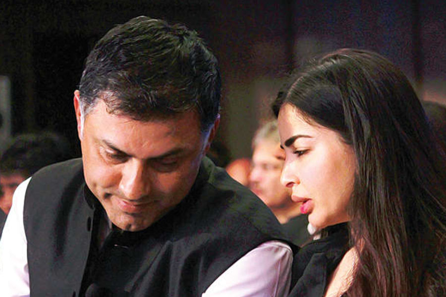 এনগিনের সঙ্গে বিবাহবিচ্ছেদের পর নিকেশের সঙ্গে সম্পর্কে জড়িয়ে পড়েন আয়েশা। কয়েক বছর সম্পর্কে থাকার পর বিয়ে করেন দু’জনে।