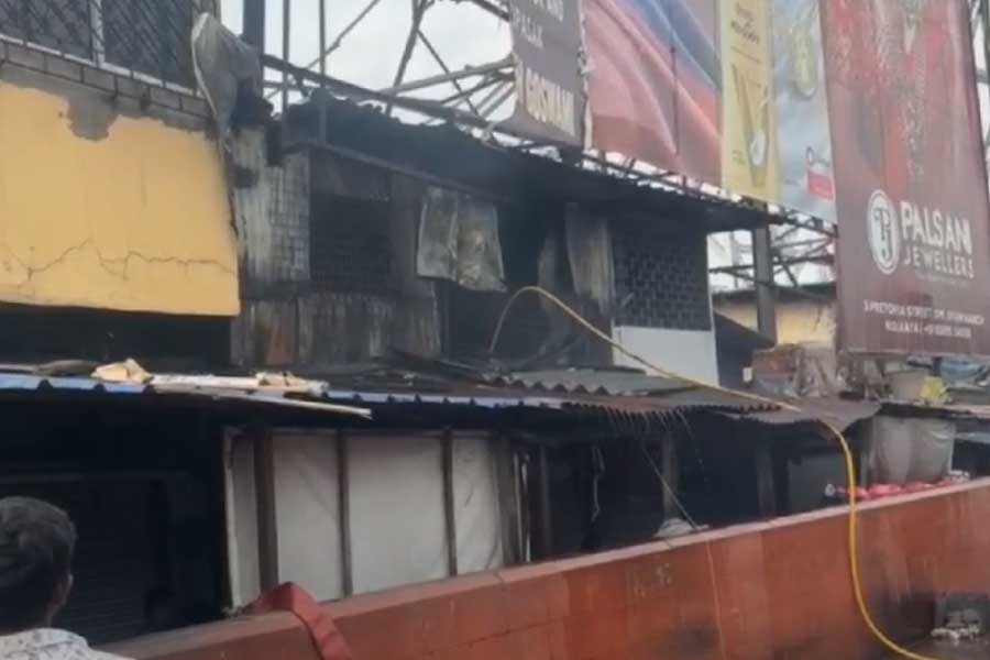 Fire breaks out in flower market near Howrah bridge dgtl