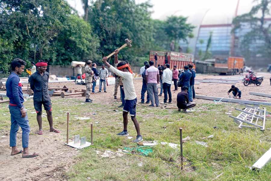 শুভেন্দু অধিকারীর ডাকা জনসভার জন্য প্রস্তুতি চলছে। রবিবার পেট্রাপোলে।