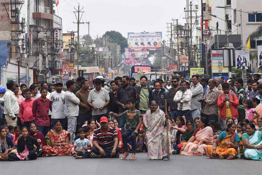 রাস্তার দাবিতে পথে।