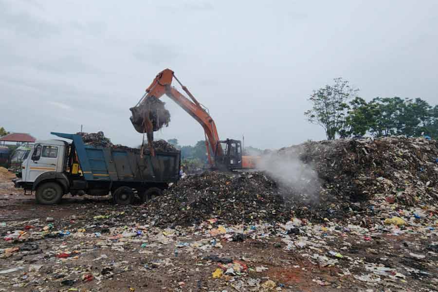 আরামবাগের রামকৃষ্ণ সেতুর নীচে রাখা বর্জ্য সরানো শুরু হল শনিবার।