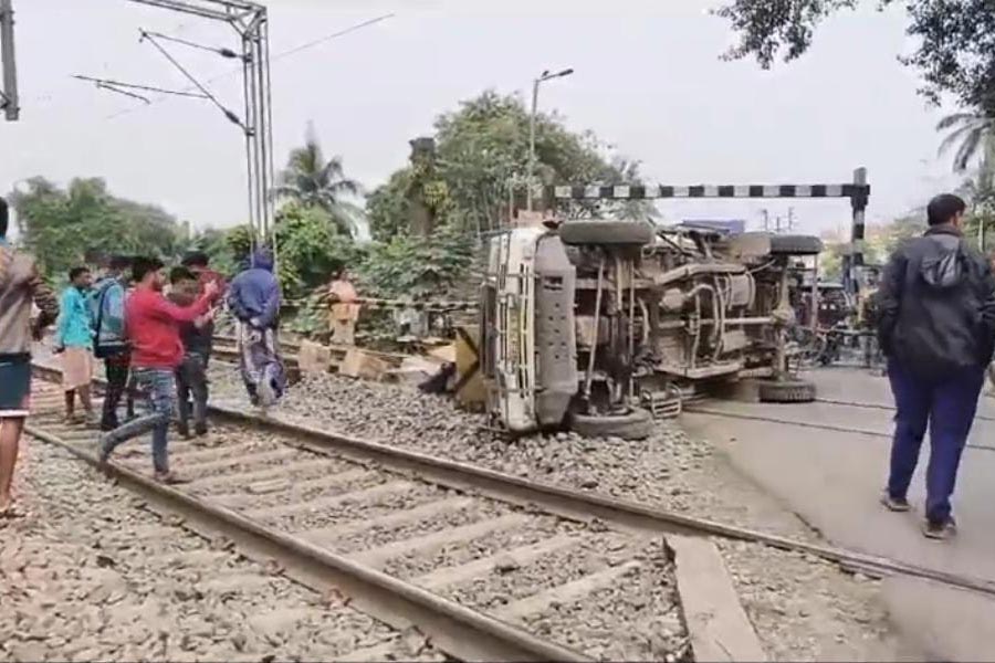 A pickup van stuck with rail gate in Bardhaman, passenger suffering