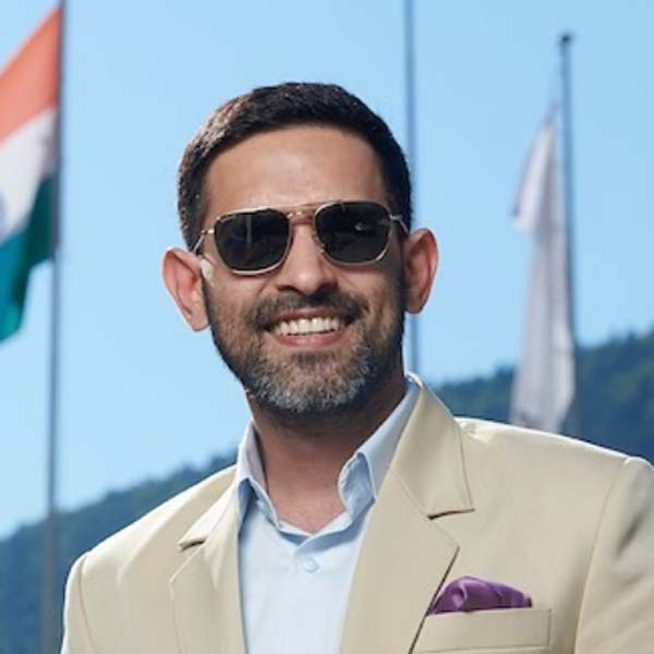 এক পুরন‌ো সাক্ষাৎকারে বিক্রান্ত তাঁর কেরিয়ারের গোড়ার দিকের কথা আলোচনা করার সময় বলেছিলেন, ‘‘শৌচাগারের বাইরে লাইনে দাঁড়িয়ে তখন। হঠাৎই এক মহিলা এগিয়ে এসে জিজ্ঞাসা করলেন, ‘তুমি কি অভিনয় করতে চাও? তা হলে আমাদের অফিসে এসে দেখা কোরো।’ আমি তো হতভম্ব হয়ে পড়েছিলাম। চমকে গেলেও, যাব বলে জানিয়েছিলাম তখনই।’’