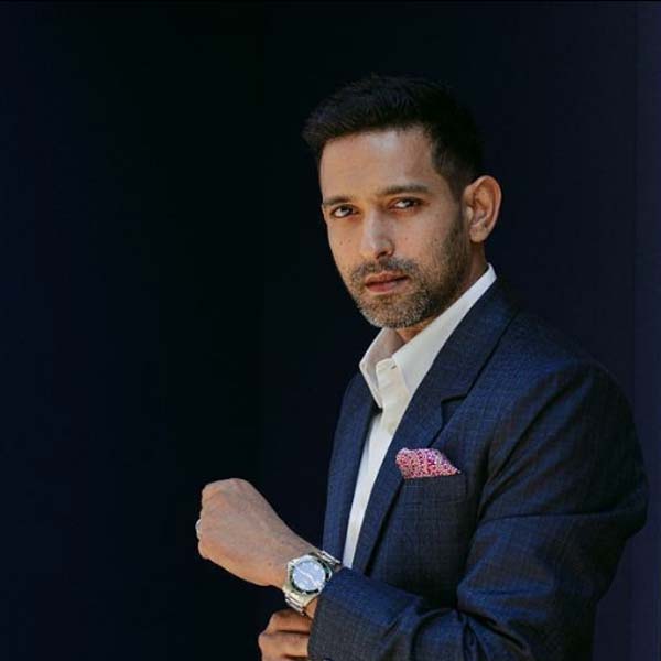 বিক্রান্তের সঙ্গে দেখা করতে চান বলে বিয়ের আসর থেকে তরুণী ছুটে গিয়েছিলেন শুটিং স্পটে। বিয়েবাড়ির কাছেই চলছিল বিক্রান্তের শুটিং। খবর পেয়ে কনের সাজেই ছুটেছিলেন তাঁর অনুরাগিণী।