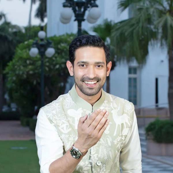 ‘ব্রোকেন বাট বিউটিফুল’ ওয়েব সিরিজ়ের সেটে শীতলের সঙ্গে প্রথম আলাপ বিক্রান্তের। শুটিংয়ের সেটেই বন্ধুত্ব, সেখান থেকে প্রেম। ২০১৯ সালের নভেম্বর মাসে আংটিবদল সারেন যুগল। তার পরে ২০২২ সালে ব্যক্তিগত পরিসরে বিয়ে। বলিপাড়ার গুঞ্জন, ২০২১ সালেই বিয়ের পরিকল্পনা ছিল বিক্রান্তের। কিন্তু অতিমারির প্রকোপে বিয়ে পিছিয়ে দিতে বাধ্য হয়েছিলেন বিক্রান্ত এবং শীতল।