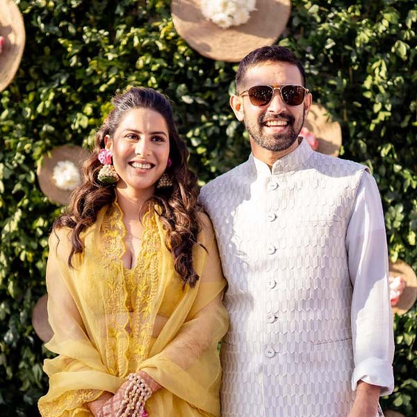 বিক্রান্ত সম্প্রতি এক সাক্ষাৎকারে বলেন, “কাজের সূত্রে দেশের নানা ধরনের মানুষের সঙ্গে মেলামেশার সৌভাগ্য হয়েছে। হাজার হাজার মানুষের সঙ্গে দেখা হয়েছে। নিজেরও চোখ-কান রয়েছে। অতীতে কিছু বিষয়কে ভুল ভাবতাম। কিন্তু আজ ভাবি মোটেই সেগুলি ভুল ছিল না। উত্তরপ্রদেশ, বিহারের কম বাজেটের ছবিতে কাজ করেছি। গ্রাম্য এলাকায় শুটিং করেছি। আমি নিজের চোখে অনেক কিছু দেখেছি। যতটা খারাপ ভাবতাম, তা কিন্তু নয়। নিজেকেও কিছুটা শান্ত করে সমস্ত দৃষ্টিকোণ থেকে একটা বিষয় দেখা উচিত। কারও দ্বারা প্রভাবিত হয়ে কিছু দেখা উচিত নয়।” এই মন্তব্য শুনে একাংশের মত রাজনীতি নিয়েই নাকি ভাবনাচিন্তায় বদল এসেছে অভিনেতার। আগে বিজেপি শিবিরের প্রকাশ্যে সমালোচনা করলেও বর্তমানে নাকি খানিকটা দক্ষিণপন্থী মনোভাবের সমর্থক হয়ে উঠছেন তিনি।