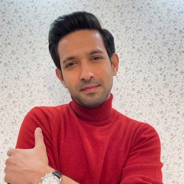 বছর দুয়েক আগে বিক্রান্তকে সমাজমাধ্যমের পাতায় ‘আরশোলা’ বলে উল্লেখ করেছিলেন বলি অভিনেত্রী কঙ্গনা রানাউত। এমনকি, তাঁকে চটি দিয়ে মারবেন বলেও দাবি করেছিলেন তিনি। বছর দুয়েকের মধ্যেই মত পরিবর্তন হয়ে যায় নায়িকার। ২০২৩ সালের অক্টোবর মাসে প্রেক্ষাগৃহে মুক্তি পায় ‘টুয়েলফ্‌থ ফেল’। বিধু বিনোদ চোপড়া পরিচালিত এই ছবিতে মুখ্যচরিত্রে অভিনয় করতে দেখা যায় বিক্রান্তকে। বিক্রান্তের অভিনয় দেখে নাকি হাপুস নয়নে কেঁদেছিলেন কঙ্গনা। সমাজমাধ্যমে পোস্ট করে তিনি জানিয়েছিলেন, প্রয়াত অভিনেতা ইরফান খানের শূন্যস্থান নাকি আগামী দিনে পূরণ করতে চলেছেন বিক্রান্তই।