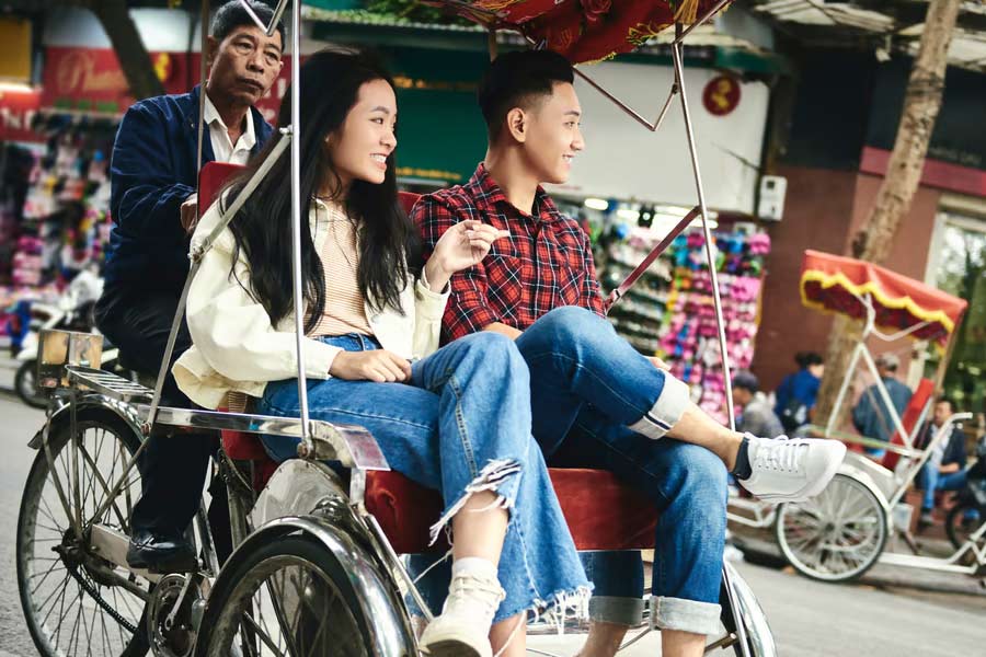 কেউ পেশাগত জীবন নিয়েই ভবিষ্যতে এগিয়ে যেতে চান, চান না কোনও বাঁধন। কেউ আবার ব্যক্তিগত কারণেই বিয়ে করতে চান না। কিন্তু পরিবারের সকল সদস্যকে আলাদা ভাবে এই বিষয়গুলি বোঝানো নাকি ঝক্কির ব্যাপার। তাই ‘বেশি ঝামেলা না করে’ হাজার হাজার ডলার খরচ করে প্রেমিক ভাড়া করে ফেললেন তরুণী।