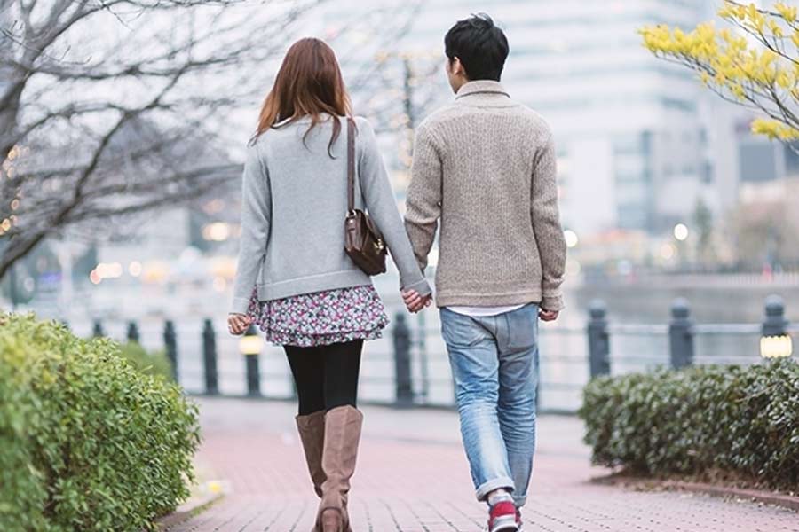 তবে মিনের বাবা-মায়ের চিন্তা ভিন্ন। তাঁদের দু’জনের বয়স বাড়ছে। মিন এখনও একা রয়েছেন। বুড়ো বয়সে তাঁর দেখাশোনা কে করবেন তা নিয়ে সব সময় চিন্তায় ডুবে থাকেন মিনের বাবা-মা। কিন্তু মেয়ের মনে যে কাউকেই ধরে না। অবশেষে তাঁরা বেছে নেন অন্য পথ।