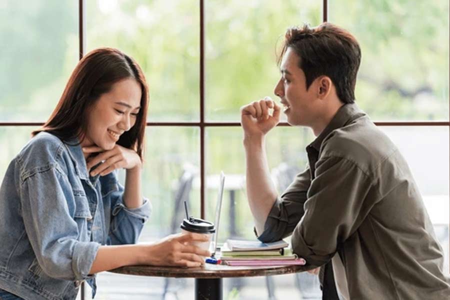 নতুন বছরে মিন তাঁর বাড়ি যাওয়ার কথা ভাবছিলেন। তখনই তরুণীর বাবা-মা বেঁধে দেন শর্ত। মেয়েকে ধমক দিয়ে তাঁরা বলেন, ‘‘আগে প্রেমিক জোটাও। বাড়িতে নিয়ে এসে আমাদের সঙ্গে আলাপ করাও। বিয়ে যদি করতে রাজি থাকো তা হলেই বাড়িতে প্রবেশ করতে পারবে। না হলে নতুন বছরে আর বাড়ি আসতে হবে না।’’