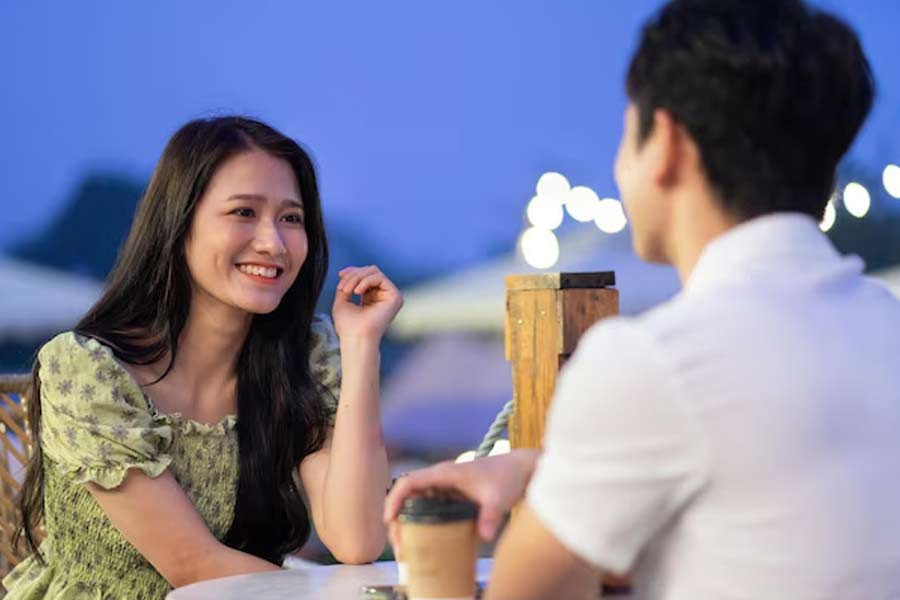 তবে বিয়ে করবেন না তা মনস্থির করে ফেলেছিলেন মিন। অন্য দিকে, এই কারণে বাবা-মায়ের সঙ্গে দূরত্ব তৈরি হয়ে যাক তা-ও চাইছিলেন না তিনি। দুই দিক বজায় রাখতে তাই প্রেমিক ভাড়া করার সিদ্ধান্ত নিলেন তিনি।