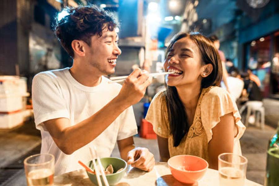 মিন জানান যে, তাঁর ভাড়া করা প্রেমিক তাঁর চেয়ে পাঁচ বছরের বড়। পেশায় নির্মাণশিল্পী। রান্নাবান্না করতে পারেন দুর্দান্ত। এমনকি ওয়াইন টেস্টিংয়ের জন্য প্রশিক্ষণও নিয়েছেন।