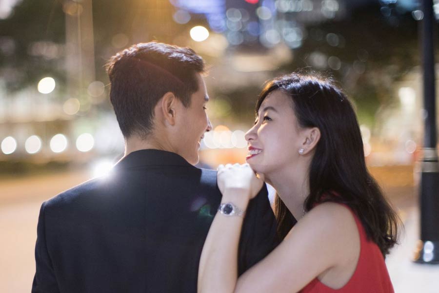 ২৫ বছরের তরুণ হুই তুয়ান গত এক বছর ধরে প্রেমিক সেজেই অর্থ উপার্জন করেন। হানোইয়ের বাসিন্দা তিনি। তুয়ান জানান, প্রতি মাসে কমপক্ষে তিন থেকে চার জন তরুণীর নকল প্রেমিক সেজে ঘুরতে হয় তাঁকে।