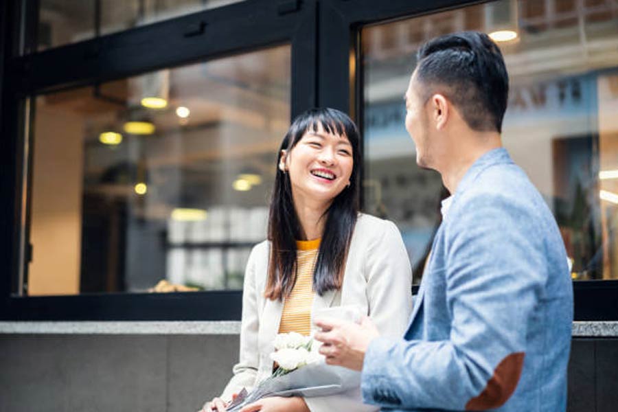 তুয়ান জানান, কোনও তরুণীর সঙ্গে কফি ডেট অথবা কেনাকাটা করার জন্যও নকল প্রেমিক সেজেছেন তিনি। তবে সে ক্ষেত্রে তুয়ানের সময় বাঁধা। দু’ঘণ্টার বেশি সময় সেই তরুণীর সঙ্গে কাটাবেন না তিনি। এমনকি, দু’ঘণ্টা নকল প্রেমিক সেজে থাকার জন্য ৮০০ টাকা থেকে ১৭০০ টাকা পর্যন্ত আয় করেন তুয়ান।