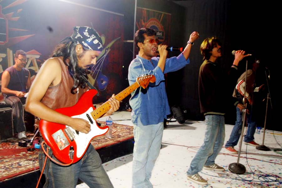 ‘ক্যাকটাস’-এর কথা ফলে যায় ‘নিঝুম শহরের ছাদে বিপন্ন রকবোধ কাঁদে’।
