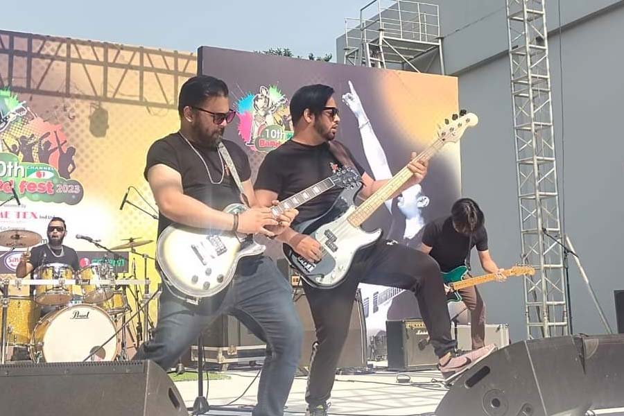 প্রথম শো, ঢাকা রক ফেস্ট-এ তিন নম্বর গানটা শেষ করেছি সবেমাত্র, প্রায় দেড় হাজার শ্রোতা একসঙ্গে ‘ব্রহ্মপুত্র ব্রহ্মপুত্র’ বলে চিৎকার করছে।