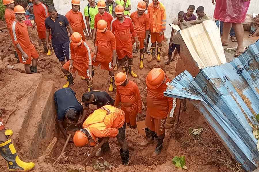 তামিলনাড়ুর মন্দির শহরে ভগ্নস্তূপ সরানোর কাজ চলছে।