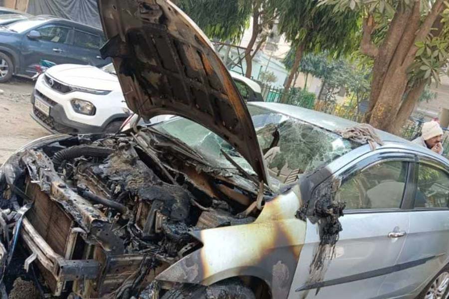 Man sets neighbors car on fire over parking dispute in Delhi arrested dgtl