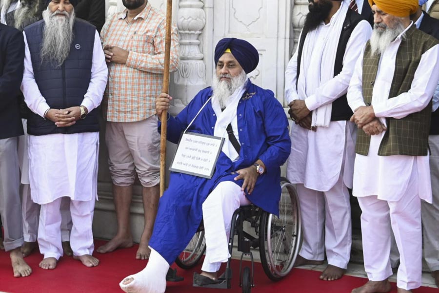 Akali dal leader Sukhbir singh badal serves penance at golden temple dgtl