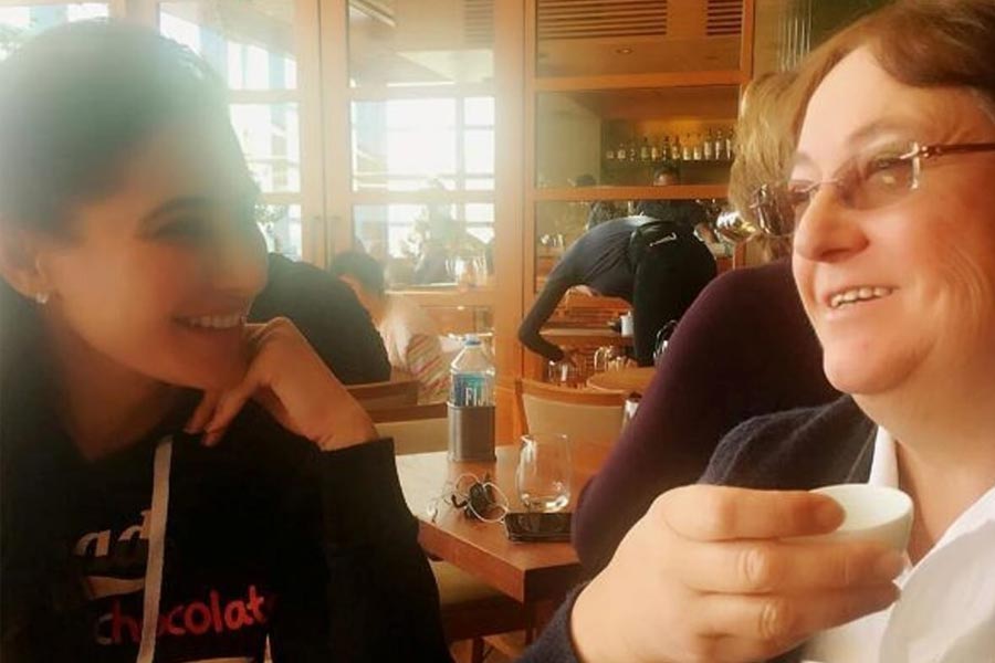 নার্গিসের চেয়ে দু’বছরের ছোট আলিয়া। ১৯৮১ সালের আমেরিকার নিউ ইয়র্ক সিটির কুইনসে জন্ম আলিয়ার। আলিয়া এবং নার্গিসের মায়ের নাম মেরি ফকরি। চেকোস্লোভাকিয়ার বাসিন্দা ছিলেন মেরি। কিন্তু তিনি চাইতেন সারা পৃথিবী ঘুরে বেড়াতে। তাই বাড়ি ছেড়ে বেরিয়ে পড়েন তিনি।