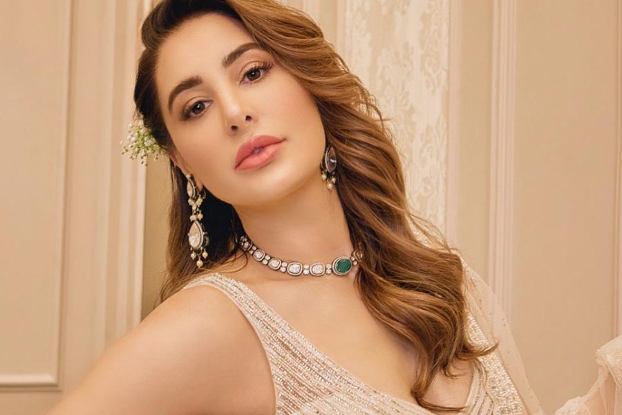 নার্গিস বলিপাড়ার অভিনেত্রী হিসাবে পরিচিতি পেলেও আলোর রোশনাই থেকে দূরেই থাকতেন তাঁর বোন আলিয়া। হঠাৎ প্রাক্তন প্রেমিকের মৃত্যুর ঘটনায় জড়িয়ে পড়ে রাতারাতি আলোচনার কেন্দ্রবিন্দু হয়ে উঠেছেন আলিয়া।