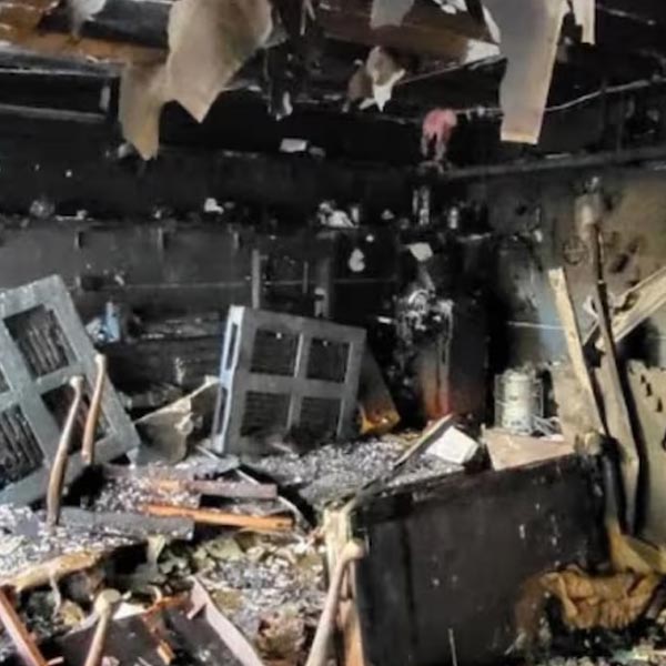 এক প্রত্যক্ষদর্শীর দাবি, সোমবার সকাল ৬টা ২০ মিনিটে এডওয়ার্ডের বাড়ির গ্যারাজের সামনে দাঁড়িয়ে আলিয়াকে চিৎকার করতে শুনেছেন তিনি। আলিয়া বলছিলেন, ‘‘তোমরা আজকেই মারা যাবে।’’ তার কিছু ক্ষণ পরেই গ্যারাজে দাউ দাউ করে আগুন লেগে যায়। আগুনে পুড়ে গিয়ে মৃত্যু হয় এডওয়ার্ডের। অভিযোগ, রাগের বশে প্রাক্তন প্রেমিককে পুড়িয়ে মেরেছেন আলিয়া।