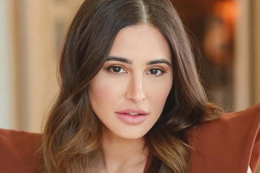 অন্য দিকে, মুখে এখনও পর্যন্ত কুলুপ এঁটে রয়েছেন নার্গিস। তবে নায়িকার এক ঘনিষ্ঠ সূত্রের দাবি, আলিয়ার সঙ্গে নাকি ২০ বছর ধরে কোনও যোগাযোগ নেই নার্গিসের। তিনিও খবর ছড়িয়ে পড়ার পর জানতে পেরেছেন।