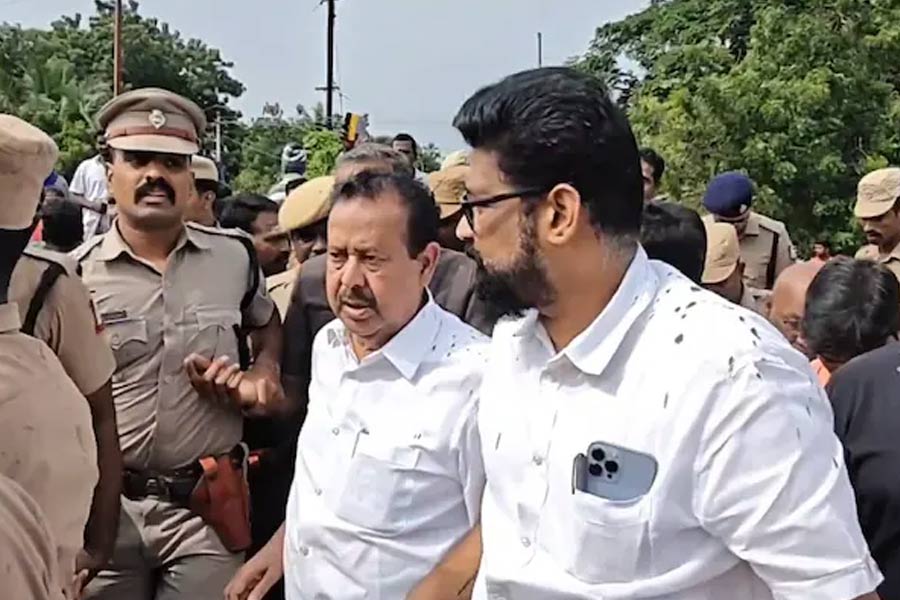 Locals throw mud on TN minister during his visit to cyclone hit area dgtl