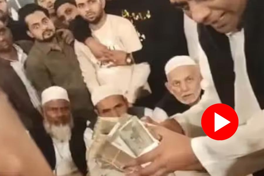 Video of 2.5 Crore Cash and 75 lakh for car given to groom family in a Wedding of Meerut