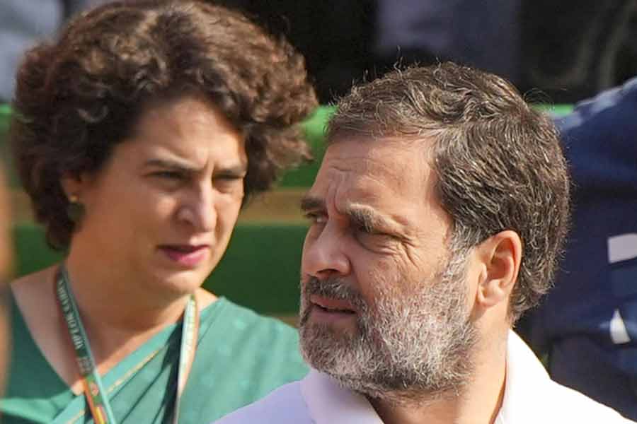 Huge jam as Rahul, Priyanka Gandhi stopped at Delhi-UP border on way to Sambal