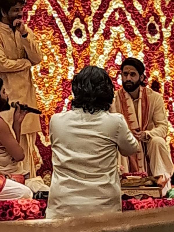 বিয়ের মন্ত্রোচ্চারণ চলছে। পিঁড়িতে বসে পাত্র নাগা চৈতন্য। তাঁর পাশেই দাঁড়িয়ে বাবা নাগার্জুন আক্কিনেনি। 