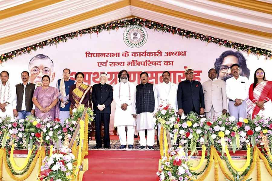 6 JMM, 4 Congress MLAs among 11 take oath as Jharkhand ministers