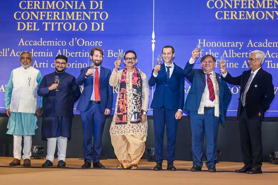 কলকাতায় একটি অনুষ্ঠানের মাধ্যমে সম্মানিত করা হয়েছে টেকনো ইন্ডিয়া গ্রুপের প্রধান সত্যম রায়চৌধুরীকে।